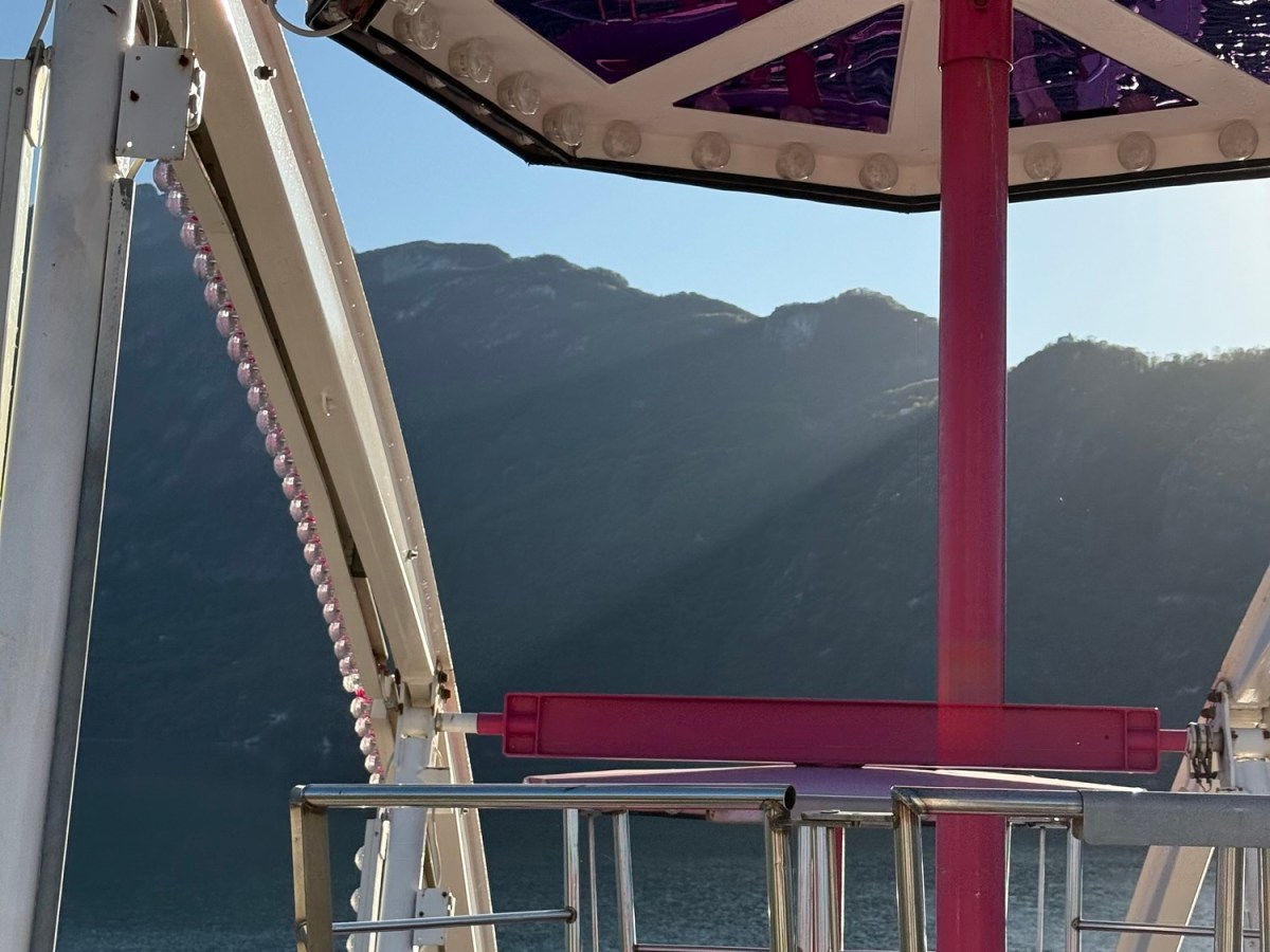 Contempler Aix et le lac du Bourget plus haut à bord de la Grande roue de&nbsp;l’Esplanade
